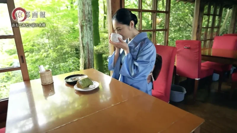 京都盆地の絶景を望みながら、コーヒーや紅茶、抹茶などをいただく常盤さん